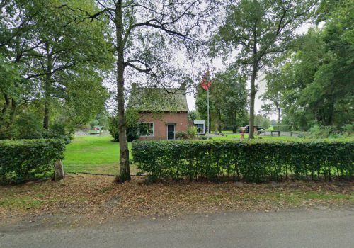 Vakantiehuis Vakantiebungalow van houten boomstammen met sauna aan visvijver in Hoge Hexel